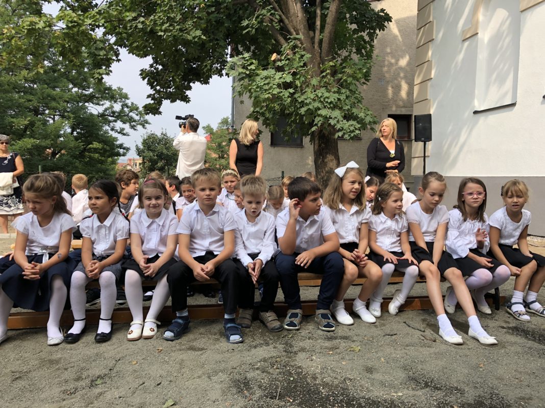 Gitáros szentmisével és iskolaszenteléssel indult a tanév Dunakeszin