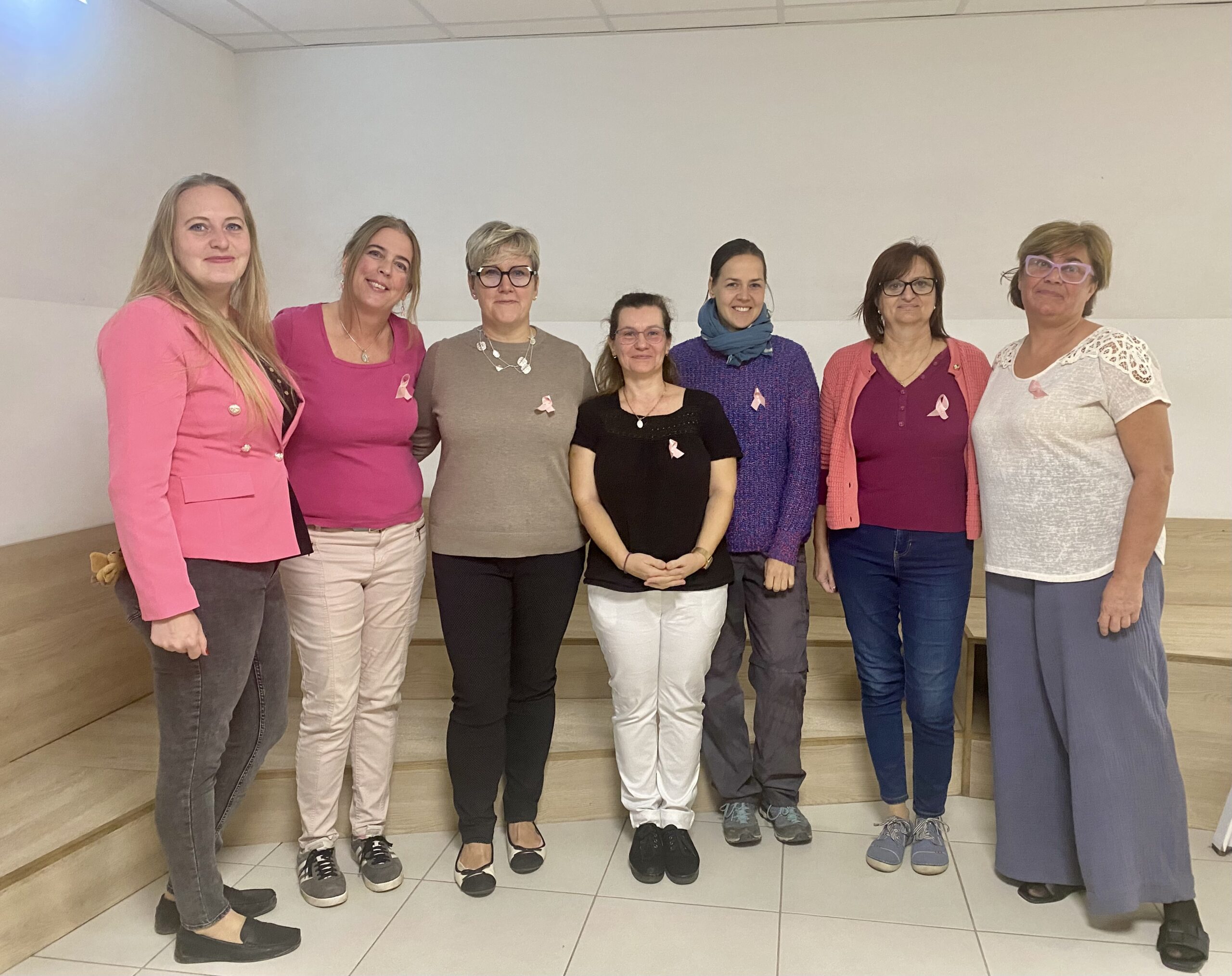 Rózsaszínbe öltöztek tanáraink a mellrák elleni küzdelem jegyében